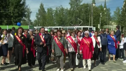 Первыми пассажирами нового трамвайного маршрута в Нижнекамске стали ветераны педтруда - НТР 24