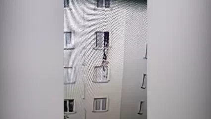 Момент смертельного падения жительницы Нижнекамска из окна дома попал на видео - НТР 24