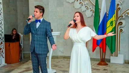 Юным нижнекамцам торжественно вручили паспорта в преддверии Дня Татарстана - НТР 24