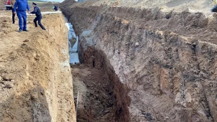 В Татарстане двоих дорожных рабочих засыпало грунтом, один из них погиб
