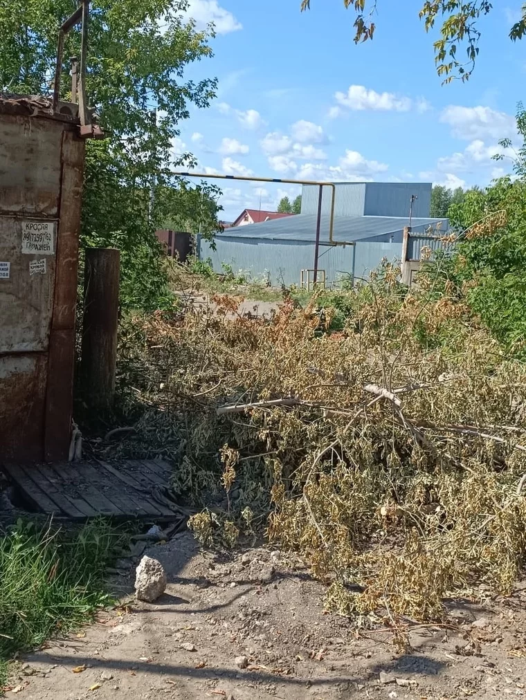 В Нижнекамске местные жители преградили проезд в гаражный кооператив, который погряз в мусоре