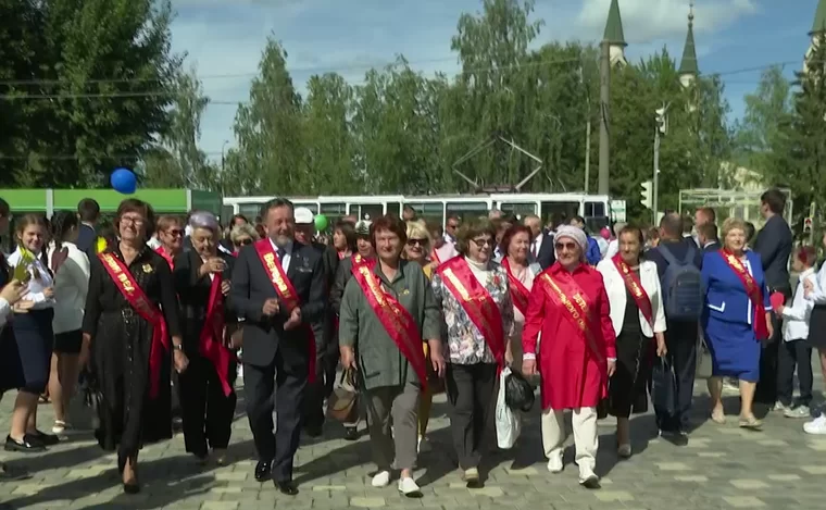 Первыми пассажирами нового трамвайного маршрута в Нижнекамске стали ветераны педтруда