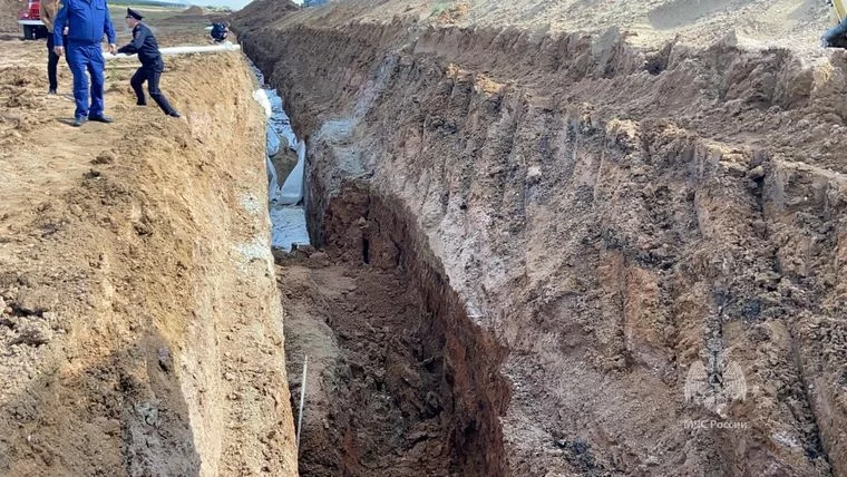 В Татарстане двоих дорожных рабочих засыпало грунтом, один из них погиб