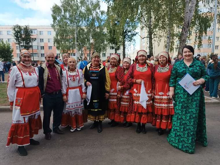 В Нижнекамске в День республики открыли после благоустройства дворы и мурал