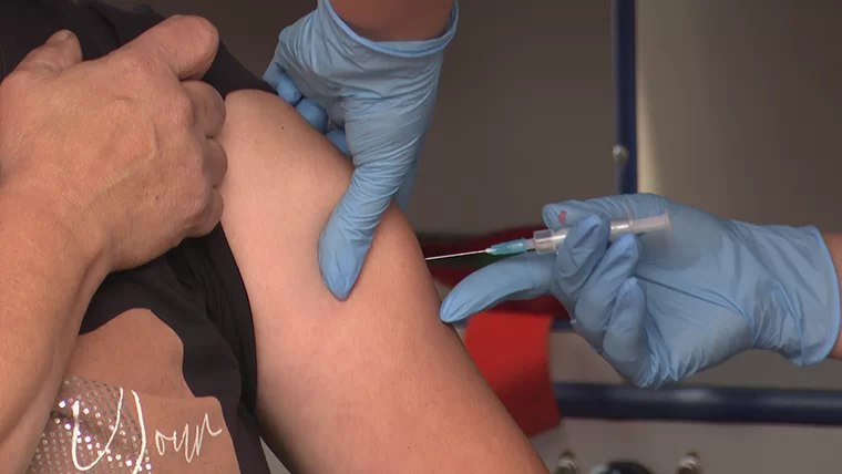Более 30 жителей Нижнекамска вакцинировались от гриппа на рынке