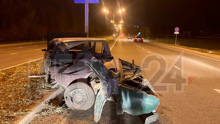 В Нижнекамске на Соболеково автомобиль после ДТП превратился в груду металла