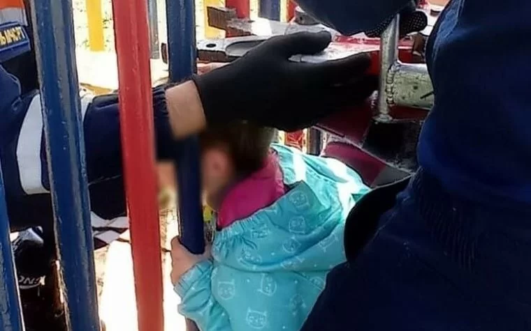 В Татарстане спасли трёхлетнюю девочку, застрявшую в домике