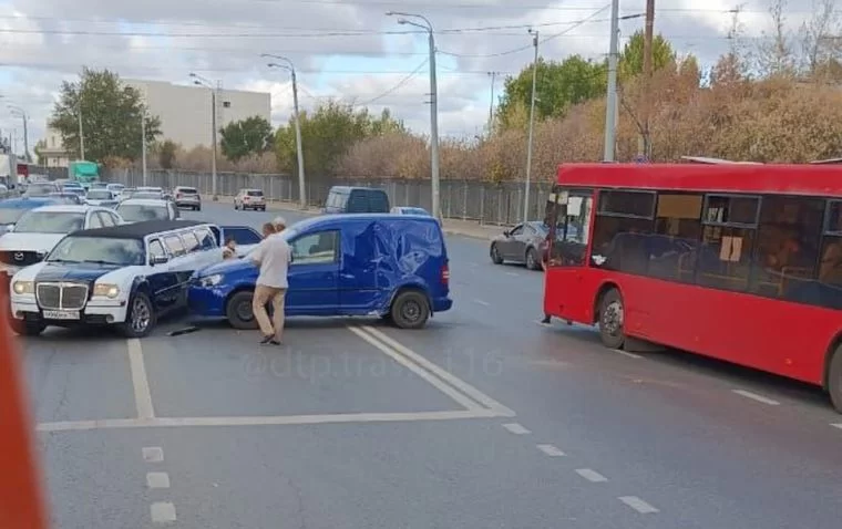 В Казани лимузин попал в ДТП с фургоном и автобусом