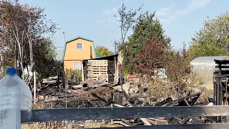 Огонь уничтожил дом и баню при пожаре в огороде под Нижнекамском