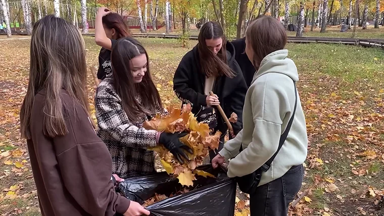 В Нижнекамске более 400 школьников вышли на уборку парка «СемьЯ»