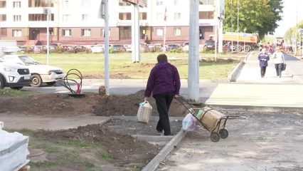 Разрушенный из-за ремонта тротуар доставляет нижнекамцам массу неудобств