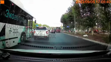 На видео попало ДТП с участием автобуса в Нижнекамске