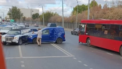 В Казани лимузин попал в ДТП с фургоном и автобусом