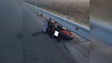 В Татарстане мотоциклист без прав врезался в ограждение и погиб