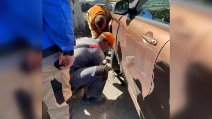 В Нижнекамске дорожники помогли девушке поменять отлетевшее по дороге колесо - НТР 24