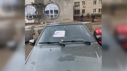 Нижнекамцу на лобовое стекло наклеили предупреждение о неправильной парковке - НТР 24