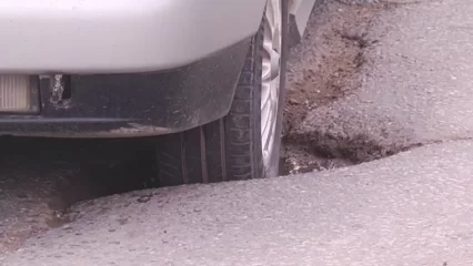 Нижнекамец взыскал с Главтатдортранса возмещение ущерба из-за ямы на дороге - НТР 24