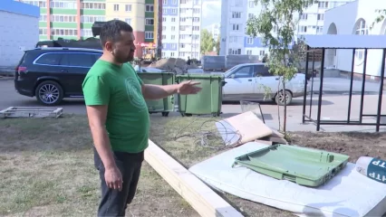 В Нижнекамске жильцы дома борются за перенос мусорных контейнеров