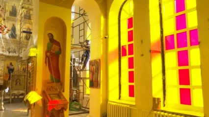 В храме Воскресения Христова в Нижнекамске впервые за 20 лет поменяли окна