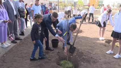 Мэр Нижнекамска посадил свое дерево на новом променаде им. Баки Урманче