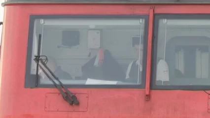 Поезд Ижевск – Нижнекамск экстренно затормозил из-за лежащего на рельсах человека - НТР 24