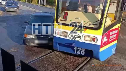 В Нижнекамске легковушка столкнулась с трамваем