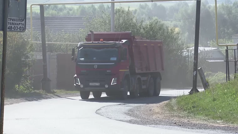 Жители деревни Нижнекамского района перекрыли дорогу грузовикам