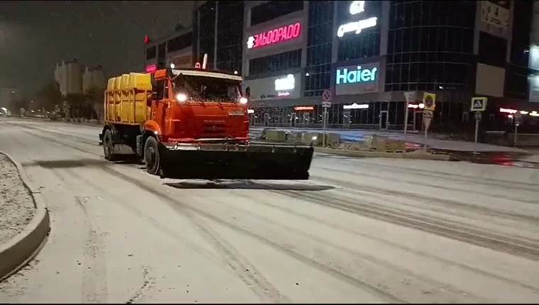 В Нижнекамске обрабатывают дороги песком и солью