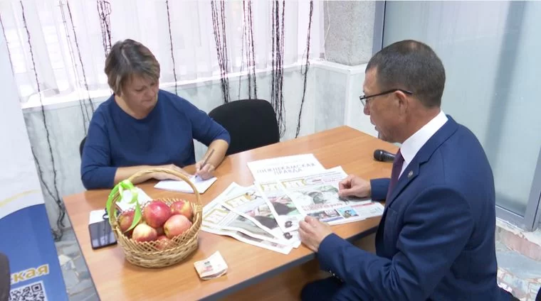Мэр Нижнекамска подписал на газеты 20 подопечных центра «Милосердие»