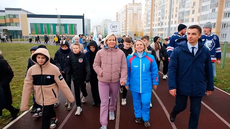 Нижнекамские школьники вместе с хоккеистами вышли на оздоровительную прогулку