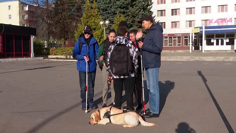 Незрячие студенты в Нижнекамске остались без тактильной плитки на Школьном бульваре