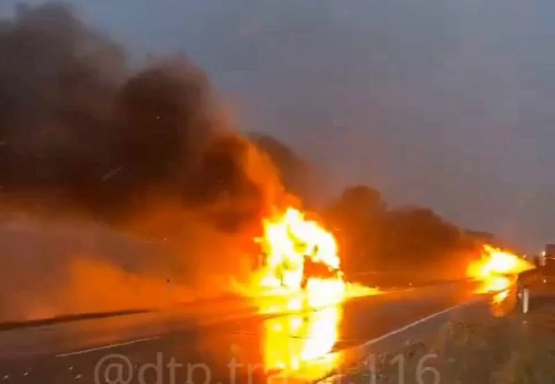 В лобовом ДТП на трассе в Татарстане сгорели два человека