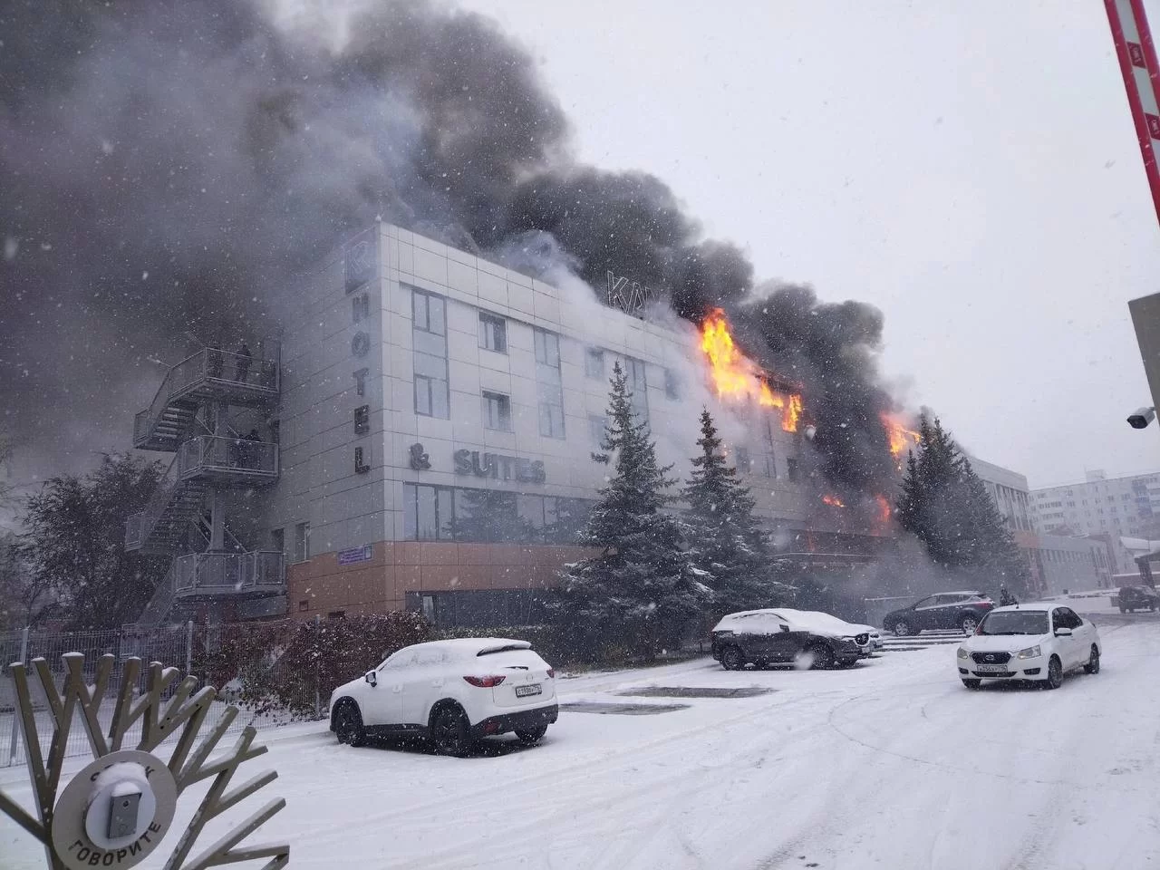 В Набережных Челнах загорелся отель, посетителей эвакуируют