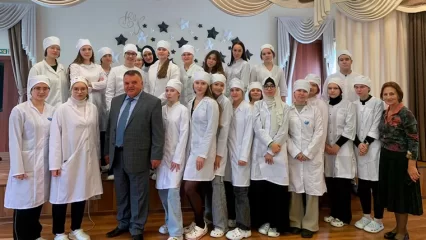 Президент Национального конгресса татар и тюркских народов Москвы подарил книги нижнекамскому медколледжу