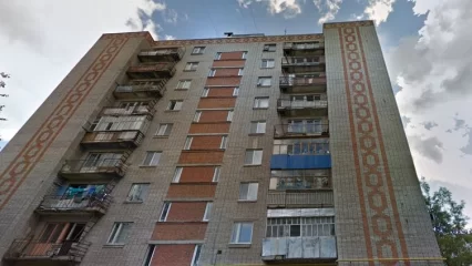 В Нижнекамске девушка едва не выпала из окна многоэтажки - НТР 24