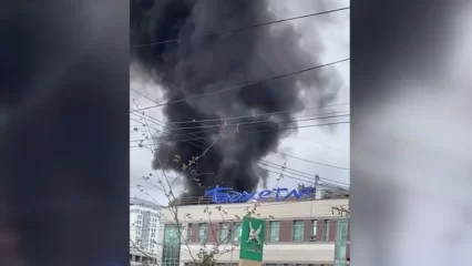 На крыше ТЦ «Бахетле» в Казани произошел пожар