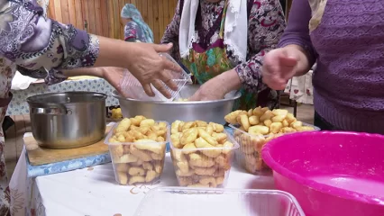 Жительницы села Нижнекамского района приготовили чак-чак для бойцов СВО - НТР 24