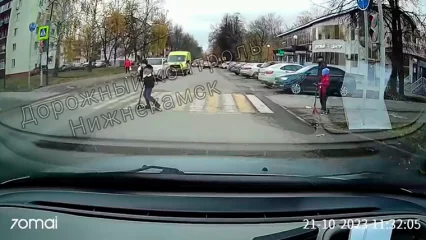 В Нижнекамске ребёнок чуть не попал по колёса авто, переезжая переход - НТР 24