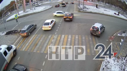 В Нижнекамске из-за неработающего светофора столкнулись две легковушки - НТР 24