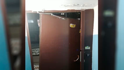 Неизвестные вырвали дверь в одном из подъездов Нижнекамска - НТР 24