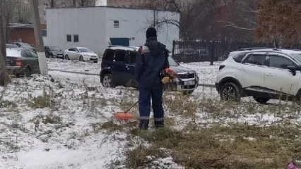 В Нижнекамске в конце октября заметили рабочих с косилками - НТР 24