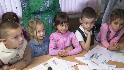 Дошкольники из Нижнекамска передали письма и рисунки солдатам - НТР 24