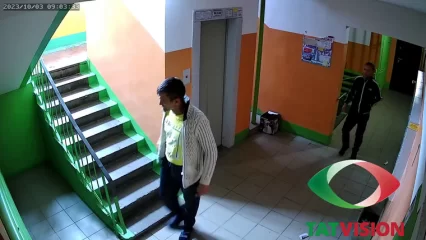 В Нижнекамске трое мужчин украли камеру наблюдения из подъезда - НТР 24