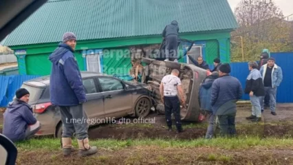 В Альметьевском районе машина вылетела с дороги и пробила стену частного дома