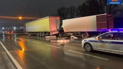 В Татарстане насмерть разбился водитель, влетевший в большегруз