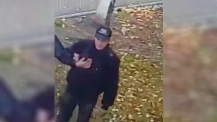 Полицейские Нижнекамска ищут мужчину в чёрной кепке