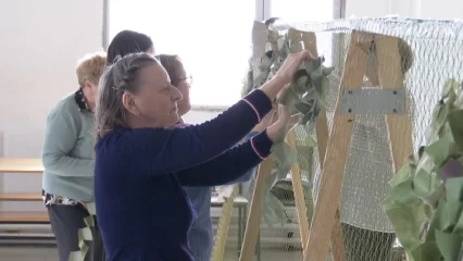 Нижнекамские волонтёры, плетущие масксети, обратились за помощью к предпринимателям - НТР 24