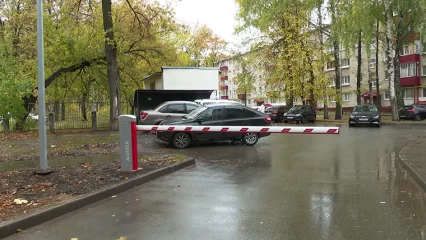 В Нижнекамске жильцы дома расширили парковку и закрыли двор от чужих шлагбаумом - НТР 24