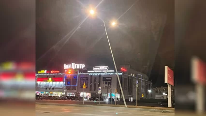 Нижнекамцы переживают из-за сильно наклонившегося фонарного столба - НТР 24