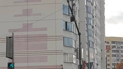 В Нижнекамске заменили светофор, который «висел на волоске» - НТР 24